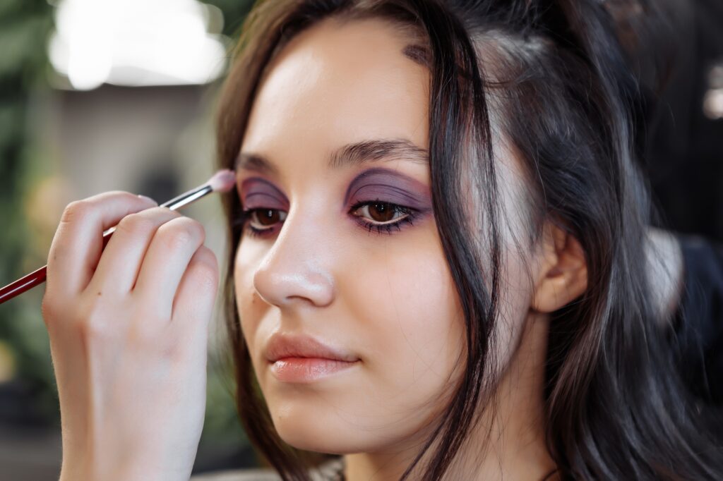 Women's make-up. Applying retro makeup on the eyes.